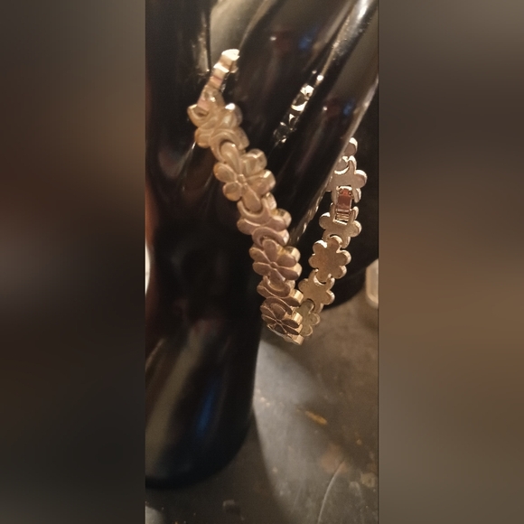 Sterling Silver 9.25 Cluster Flower Design Pattern Bracelet. - Picture 9 of 9